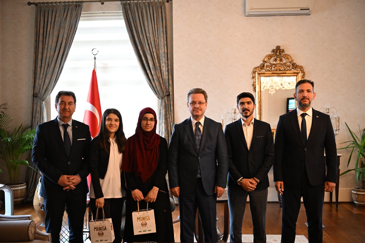 Türkiye Entelektüel Oyunları Yarışmasında Şampiyon olan Gediz And. Lisesi öğrencileri Ayşe Zehra Tekin ve Perçem Namver, İl Milli Eğt. Müd. Mehmet Uğurelli, Şehzadeler İlçe Milli Eğt. Müd. Metin Gencay, danışman öğrt İ. Hakkı Cambaz ile birlikte Valimiz Enver Ünlü’yü ziyaret etti