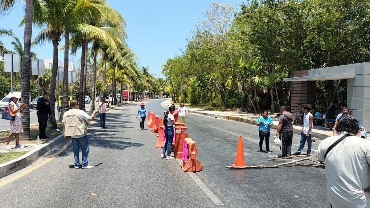 #Ayer
Liberan ‘Madres Buscadoras’ un carril del bulevar Kukulkán; mantienen protesta
agendaqr.com/liberan-madres…
#AgendaQR #QuintanaRoo #PlayaDelCarmen #PuertoMorelos #Cozumel #Cancún #Tulum #IslaMujeres #Chetumal #Bacalar #Holbox #follow