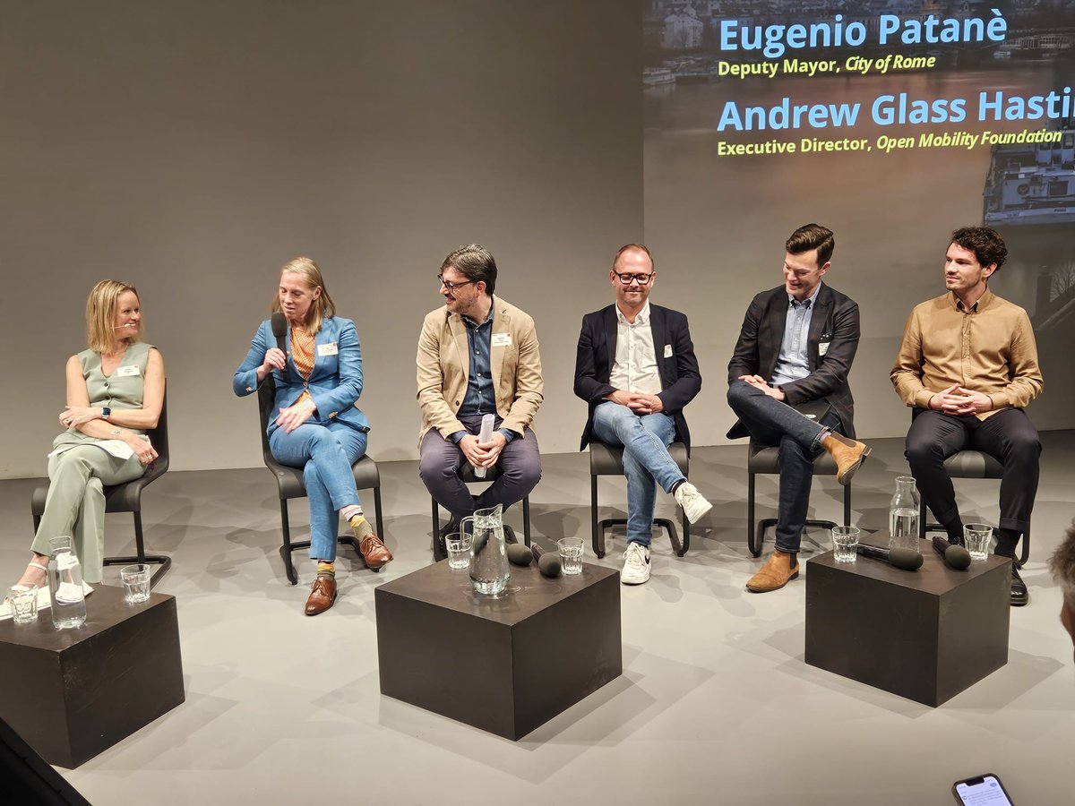POLISnetwork's tweet photo. 🔴𝗧𝗶𝗺𝗲 𝗳𝗼𝗿 𝗥𝗼𝘂𝗻𝗱2️⃣!

A new panel of #MobilityLeaders is on stage to discuss an essential mobility topic: #PublicSpace🏙️

We'll found out how innovative use of public space can accelerate the #MobilityTransition⏭️

📻Stay tuned!

#ChangeOnTheMove #LeadershipSummit https://t.co/TwrMzKsLWE
