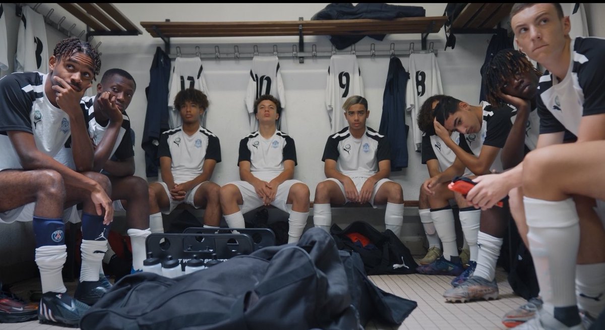HBOMaxFR's tweet photo. Les jeunes du plus mythique club de foot amateur ont une saison pour accomplir leur rêve : devenir footballeurs professionnels. La mini-série documentaire Maintenant ou jamais : FC Montfermeil, prochainement sur Max.

Max arrive en France le 11 juin. https://t.co/yGAgGobduH