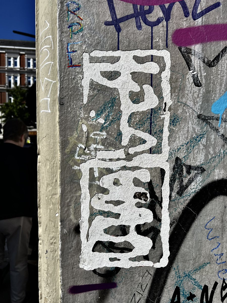 numanu107's tweet photo. Good morning, with some photographs from my last walk.
.
I'm a little less active today. Have a nice day everyone βοΈ
.
#hamburg #streetart #orsimilar https://t.co/UBL3lnB0AF
