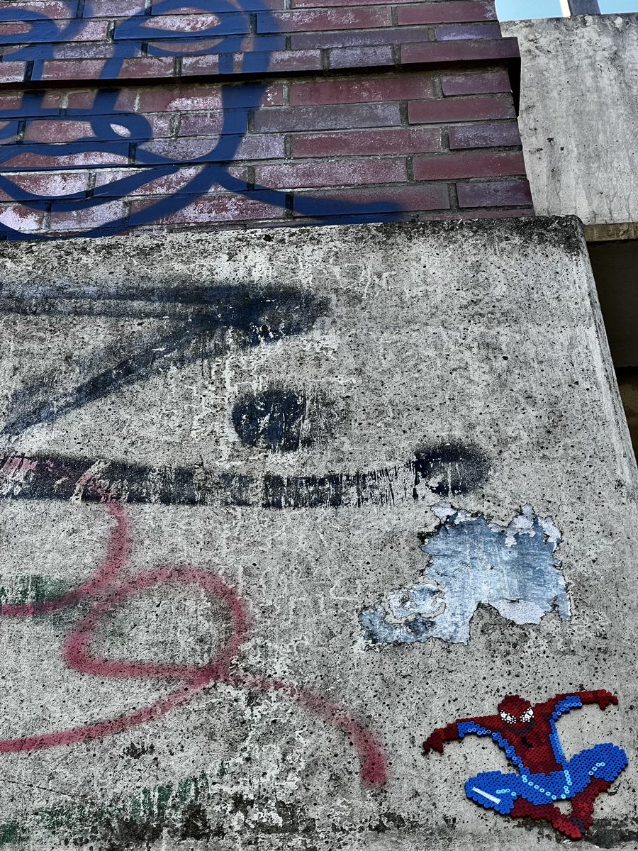 numanu107's tweet photo. Good morning, with some photographs from my last walk.
.
I'm a little less active today. Have a nice day everyone βοΈ
.
#hamburg #streetart #orsimilar https://t.co/UBL3lnB0AF