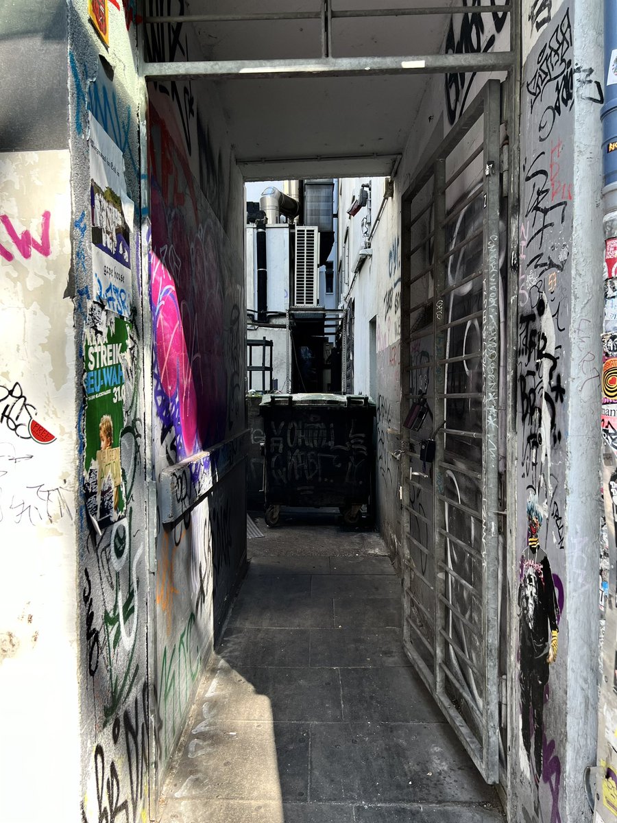 numanu107's tweet photo. Good morning, with some photographs from my last walk.
.
I'm a little less active today. Have a nice day everyone βοΈ
.
#hamburg #streetart #orsimilar https://t.co/UBL3lnB0AF