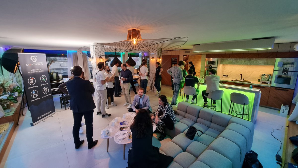 StartminingFR's tweet photo. [#STARTevent]

🍕Le #pizzaDay de la semaine dernière a été une réussite 🍕

Nous avions programmé un side event sur un rooftop Parisien afin de célébrer ensemble cet événement de la #cryptosphere 🎉

Au menu : Un networking avec des pizzas faites en live devant nos yeux par les pizzaiolos @pizza_bobo et ce dans le respect de la tradition initiée par Laszlo Hanyecz.

🙌 Au nom de toute l’équipe @StartminingFR, nous remercions les personnes présentes : nos partenaires, nos fidèles clients et membres discord de la communauté START 🧡