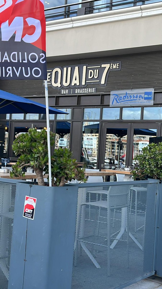 Vendredi 31 mai à partir de 18h, grand piquet de grève/apéro devant l'hôtel @Radisson #Marseille Vieux port (quai rive neuve), en soutien aux femmes de chambre d'ACQUA en grève 🤝 Venez en nombre avec apéro à  partager et objets sonores 🎺🪇🥁 Faites tourner 😉✊