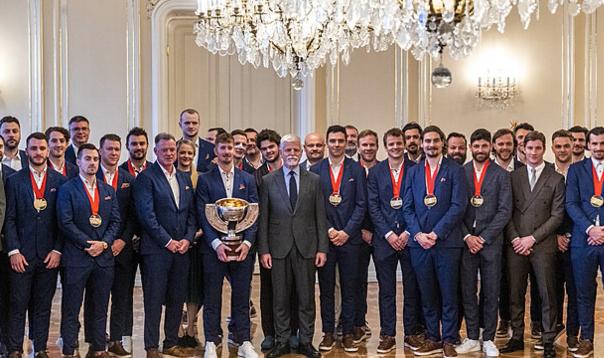 jura_haczek's tweet photo. Všimli jste si, že první co prezident řekl, když dostal zlatou medaili, bylo: "slibuji, že ji nebudu nosit, to si nezasloužím. Dáme ji tak, aby ji mohli vidět všichni návštěvníci hradu..."?
To je šéf! 🥹
A jinak ta poznámka, že rusáci na ten turnaj nepatřili nejen politicky, ale hlavně sportovně, protože se tu před devíti lety chovali jako burani, tak to byl úder jak od Gudase přímo na kasu všem těm votravnejm rusofilům! Už jen za ta slova si tu medaili zaslouží! 😀 
Jó je vidět, že se v hokeji a sportu orientuje dost dobře a na rozdíl od těch flastenců umí dokonce i bruslit.