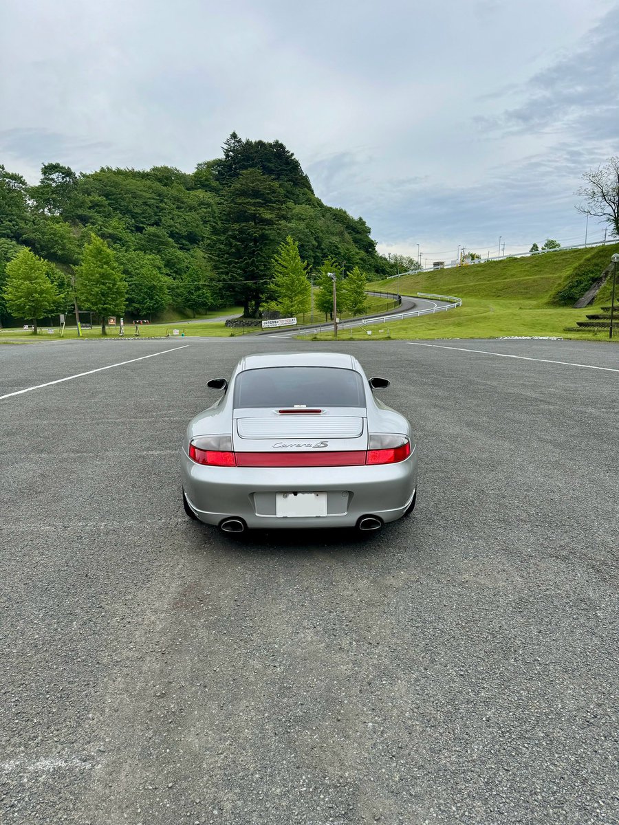 MagnusSuperstes's tweet photo. 定期点検から戻ってきた愛車でドライヴ。

実は、エンジン右バンク付近からカラカラという異音がしていたので、もしやボア・スコアリングか？と気が気ではなかった。

しかし、点検の結果マフラーの支持溶接が割れていただけだった。ホッとした。

#porsche911 #porsche996c4s #porsche #ポルシェ https://t.co/UfNeW6uGCv