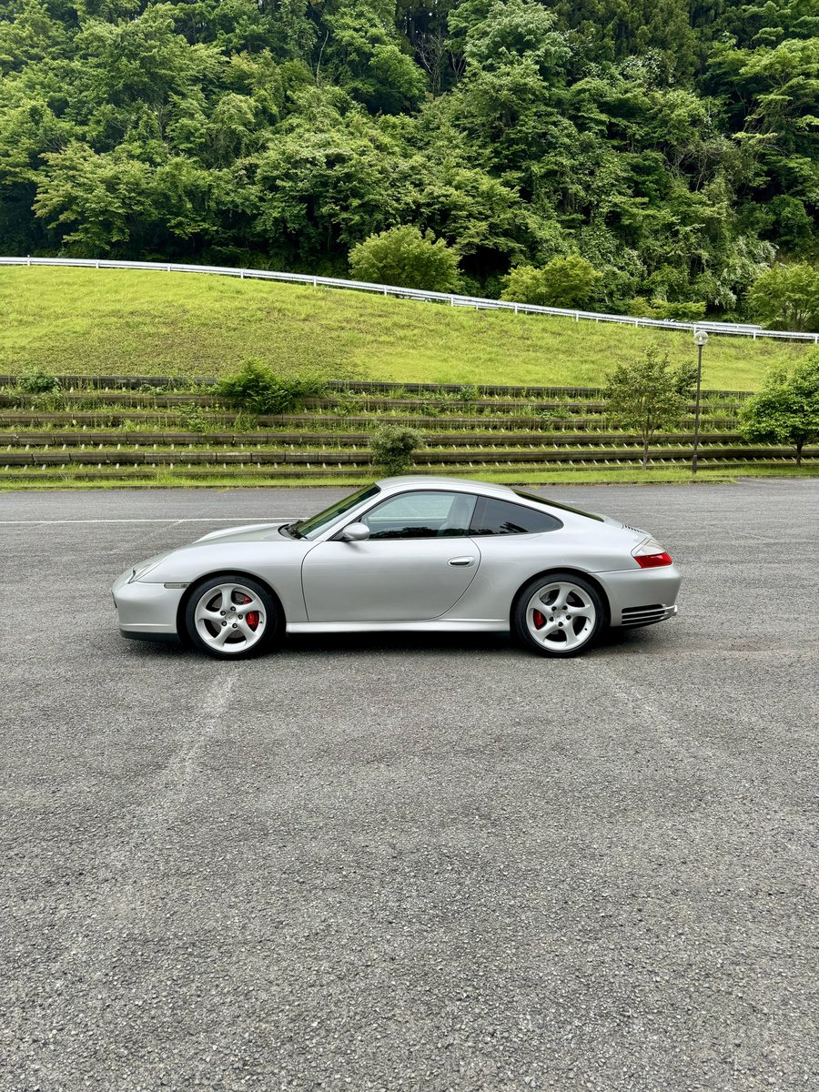 MagnusSuperstes's tweet photo. 定期点検から戻ってきた愛車でドライヴ。

実は、エンジン右バンク付近からカラカラという異音がしていたので、もしやボア・スコアリングか？と気が気ではなかった。

しかし、点検の結果マフラーの支持溶接が割れていただけだった。ホッとした。

#porsche911 #porsche996c4s #porsche #ポルシェ https://t.co/UfNeW6uGCv