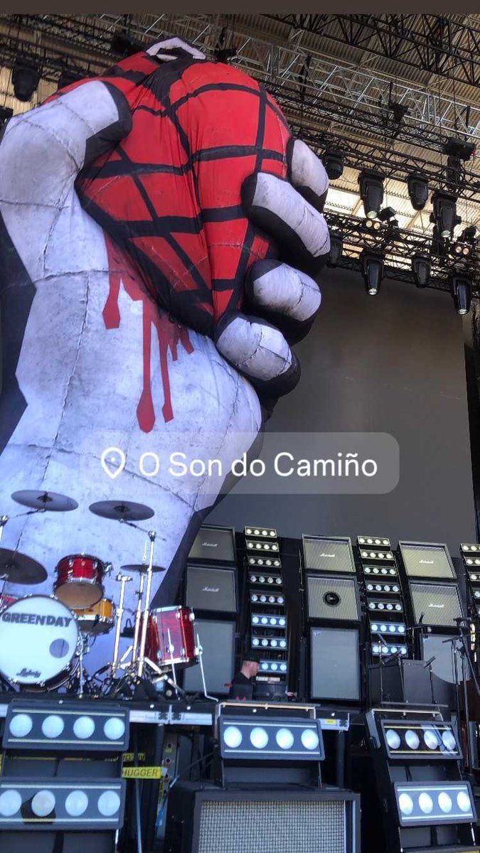 Green Day stage for tonight at O Son Do Camiño looks awesome. And the best is yet to come!!!

#greenday #billiejoearmstrong #trecool #mikedirnt #saviorstour #americanidiot #osondocamiño