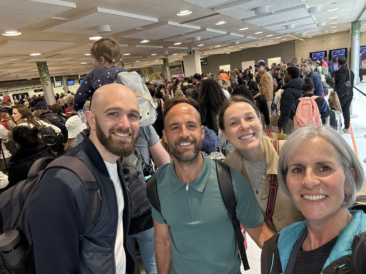 Horrible delays for the <a href="/Eurostar/">Eurostar</a> in Paris, but at least I’m with some lovely @img people for the journey.