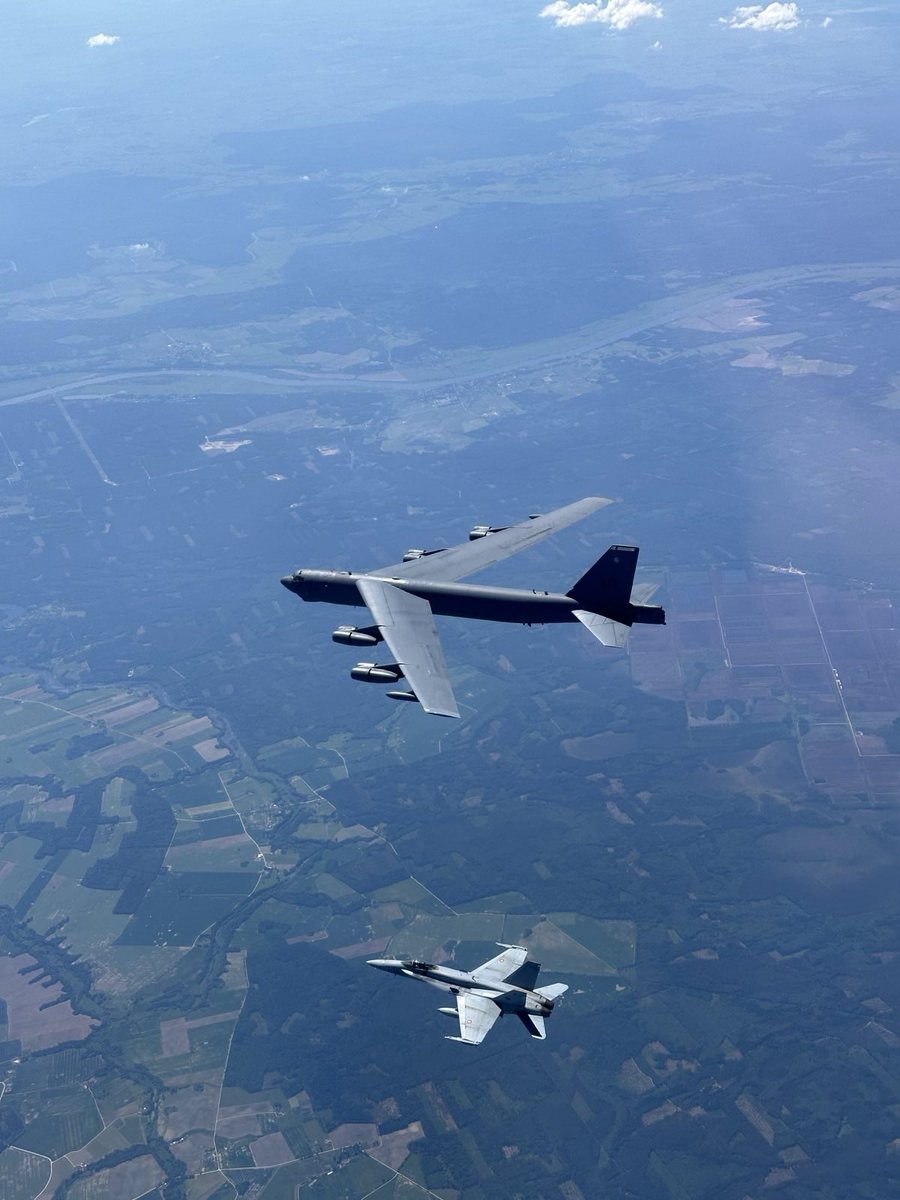 Los F18 del DAT Vilkas BAP-65🇪🇸 protegen⚔️🛡 las aeronaves de nuestros aliados. Encienden🔥motores escoltando un B-52🇺🇸 camino de su misión de entrenamiento. Seguimos trabajando en la defensa del espacio aéreo báltico… @EjercitoAire #StrongerTogether #SecuringTheSkies #MOPS