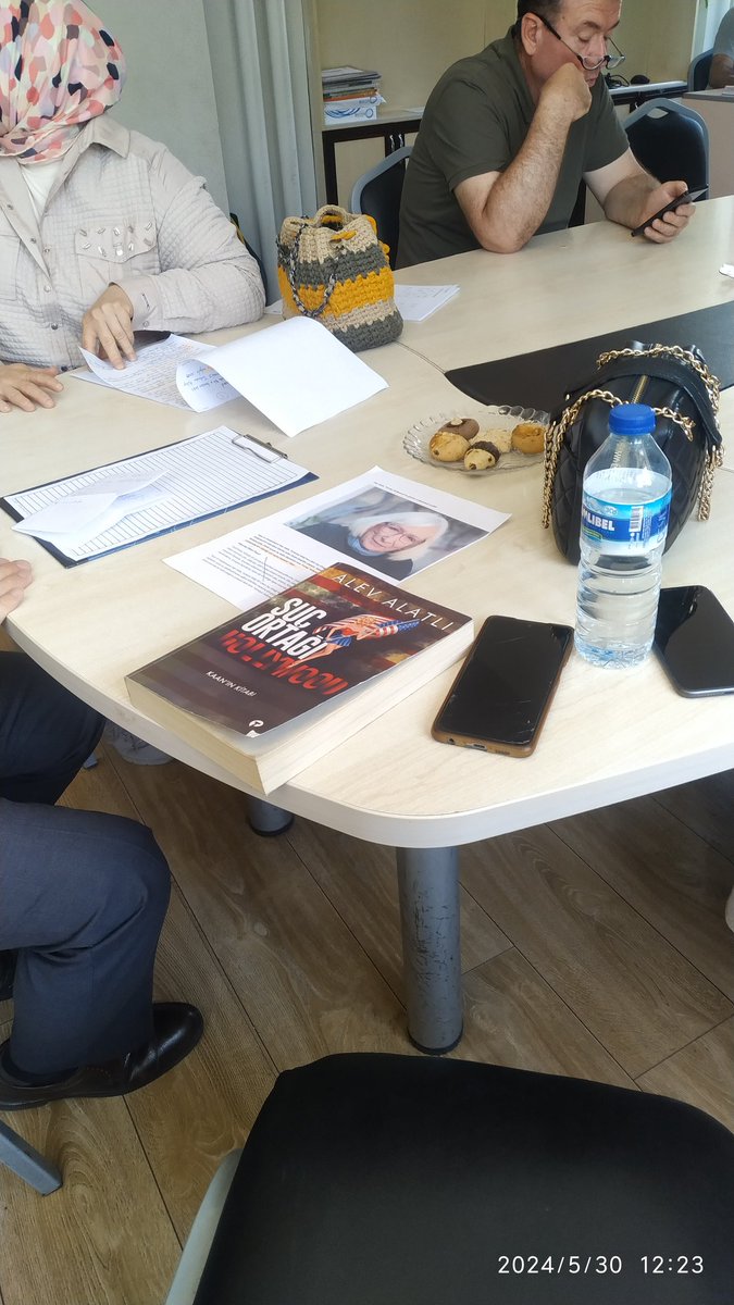 Okuyup, anlayıp,hayatımıza yön verecek Alev Alatlı 'nın "Suç Ortağı Hollywood"adlı kitabın tahlili öğretmen ve okul idarecilerimiz tarafından yapıldı
<a href="/kemalcebervali/">Kemal Çeber</a> <a href="/yasintepe/">Yasin TEPE</a> <a href="/ucrrbsrr/">Büşra Uçar</a> <a href="/burhan_yuksel23/">Burhan Yüksel</a> <a href="/katranci_mehmet/">Mehmet KATRANCI</a>