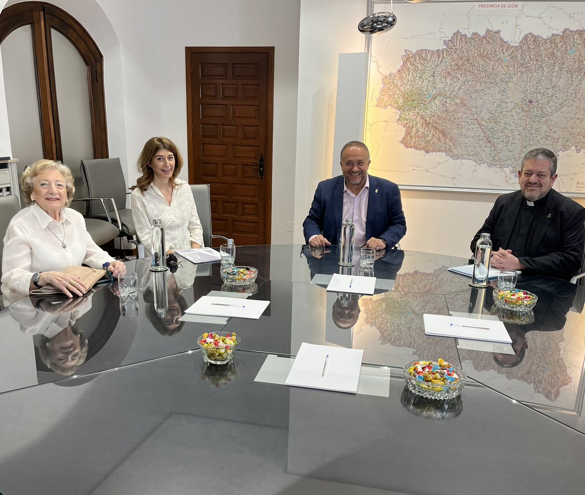 🤝El presidente de la #DiputaciónDeLeón, Gerardo Álvarez Courel (@courel1966), ha recibido este jueves, en la sede del Palacio de los Guzmanes, a los responsables de la Archicofradía de Nuestra Señora de los Dolores de #Astorga