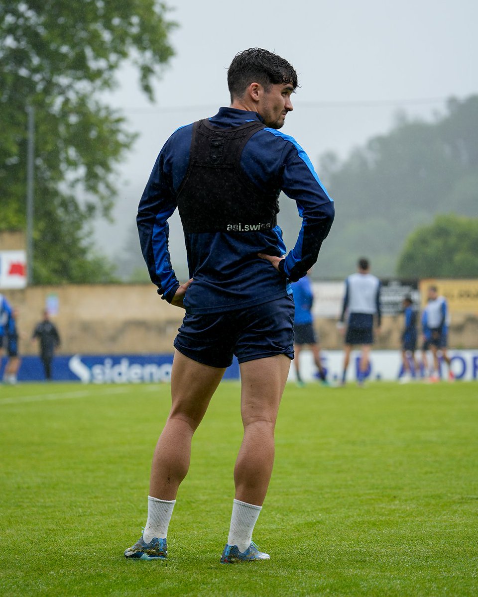 🌧️ Sesión pasada por agua en Urritxe. 𝐇𝐢𝐫𝐮 𝐞𝐠𝐮𝐧! 💣⚔️ #MirandésAmorebieta #aupaAZULES