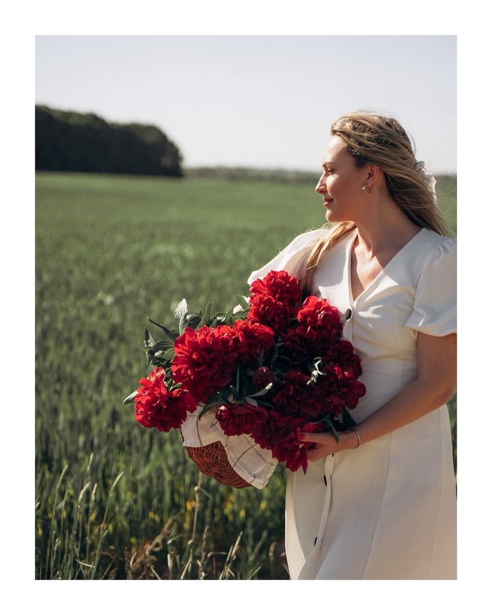 C_Barg_eman's tweet photo. I finished the photo shoot, and I can't think how tender and dreamy these shots turned out. ✨📸 Sometimes the most pleasant moments tell the strongest stories. What do you think? #Photography #DreamyShots #ArtInFocus https://t.co/zZdXccly8i