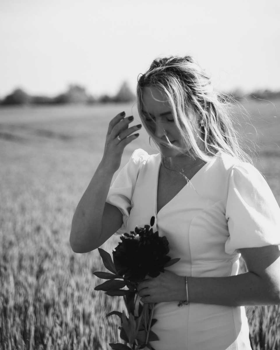 C_Barg_eman's tweet photo. I finished the photo shoot, and I can't think how tender and dreamy these shots turned out. ✨📸 Sometimes the most pleasant moments tell the strongest stories. What do you think? #Photography #DreamyShots #ArtInFocus https://t.co/zZdXccly8i