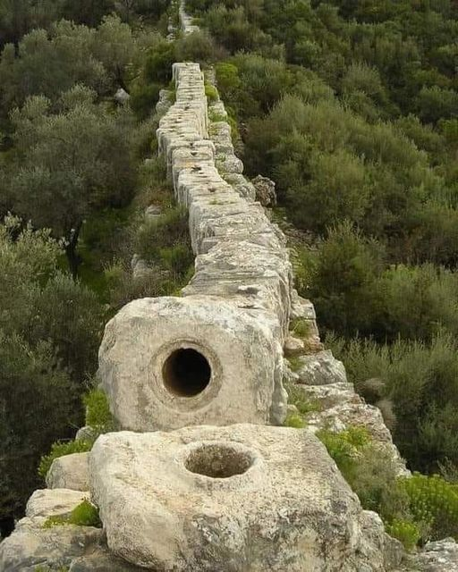 I resti conservati di un acquedotto romano nell'antica città di Patara situata nel sud Ovest della Turchia.