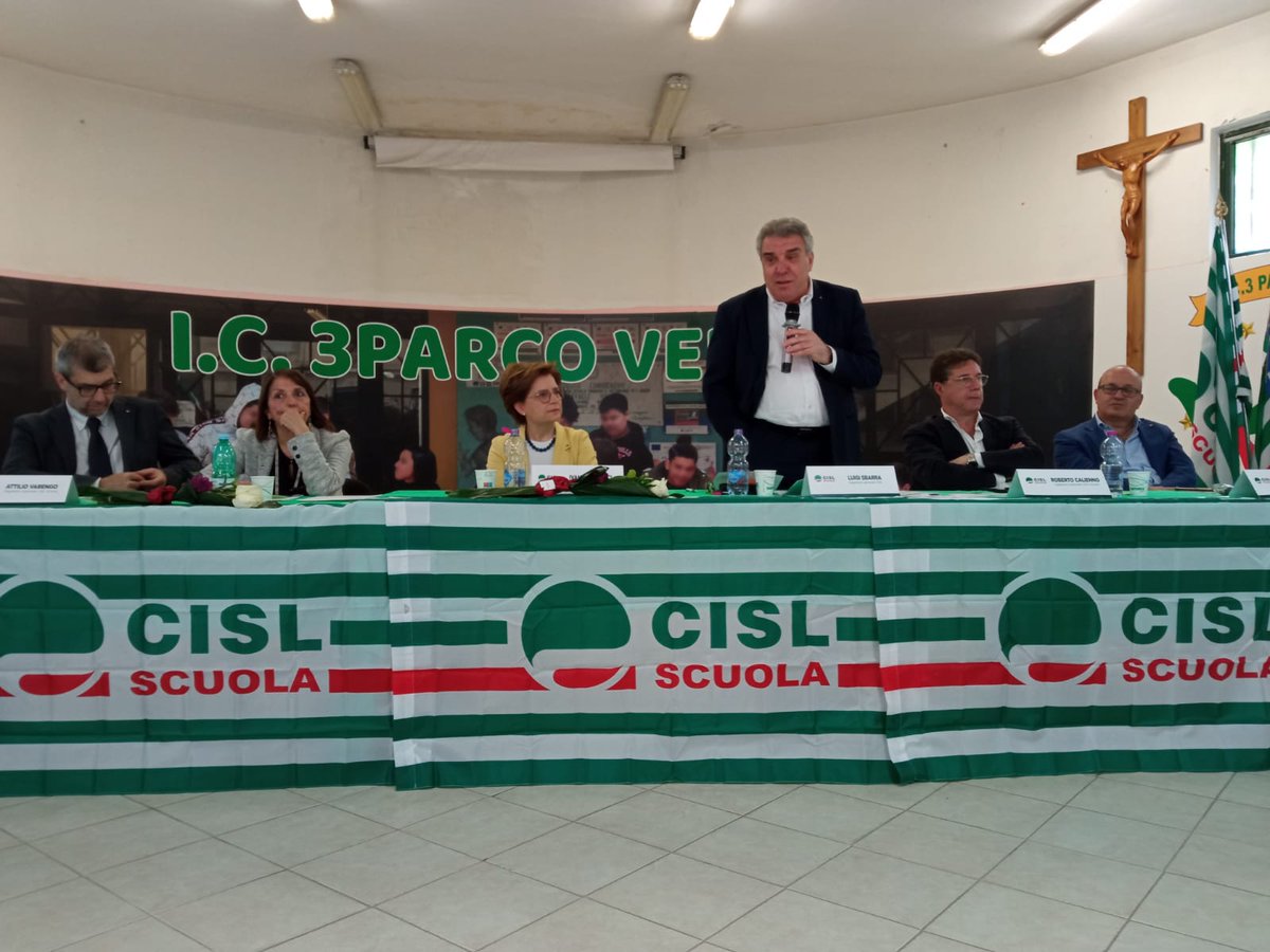 #LuigiSbarra, segretario generale CISL, chiude i lavori del consiglio generale CISL Scuola a #Caivano 'Avevamo promesso di venire qui a ottobre 2023, in seguito agli eventi squallidi che qui sono avvenuti. Perché dove c’è meno Stato serve più sindacato. È qui che dobbiamo stare'