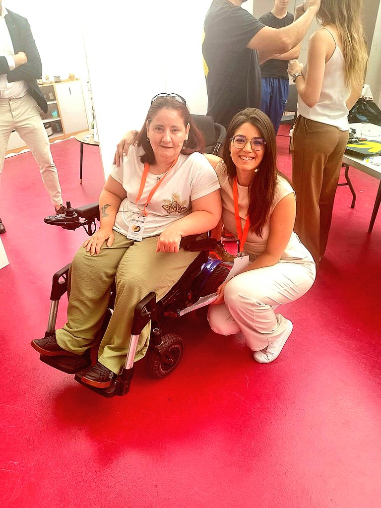 CodisaImpAnd's tweet photo. Marina Puerta, técnica de nuestra entidad en Sevilla, y Sofía de Torre, usuaria del proyecto RUMBO y beneficiaria de la domotización de su vivienda, participan en la mesa redonda 'Entidades del tercer sector como impulsoras de la innovación', en el marco del I @congreso_ap https://t.co/1IP6JQQfse
