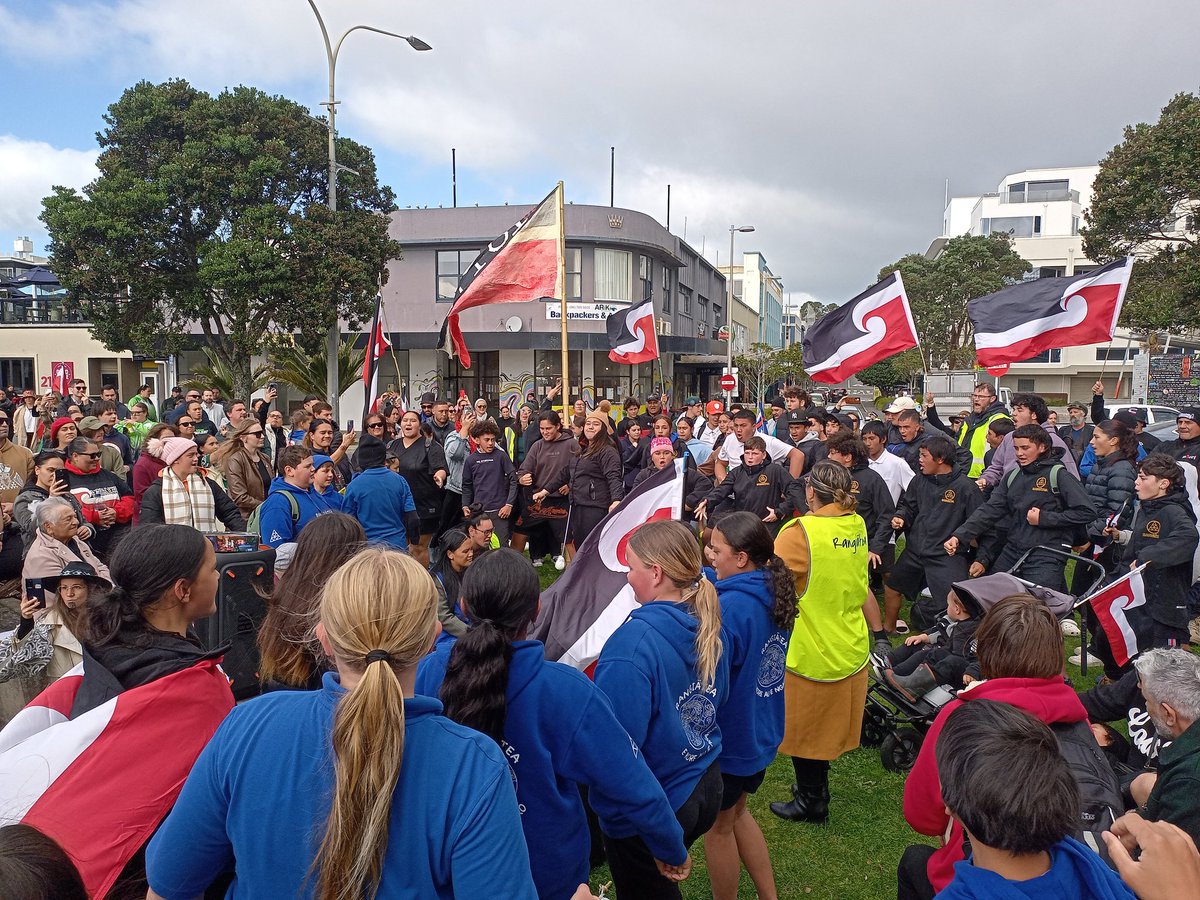 #NouvelleZélande: des manifestants protestent contre la politique «anti-#Maoris» du gouvernement ➡️tinyurl.com/2aavb58s ➡️ Des milliers de personnes ont manifesté jeudi en Nouvelle-Zélande pour protester contre le gouvernement de centre droit, accusé de saper des protections