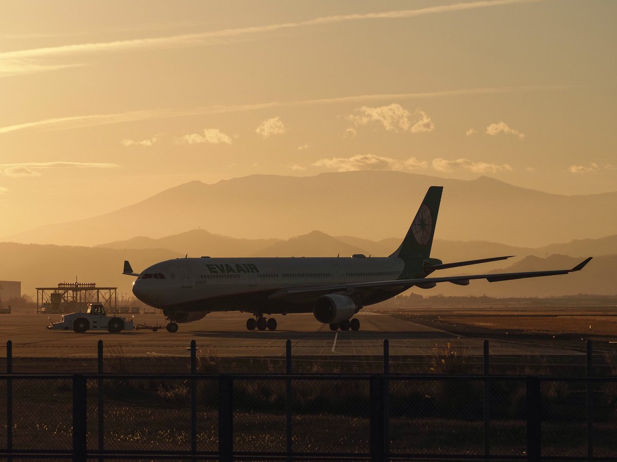 冬暮れ𓂃𓂄

#仙台空港 #エバー航空に見える
#evaair #飛行機のある風景