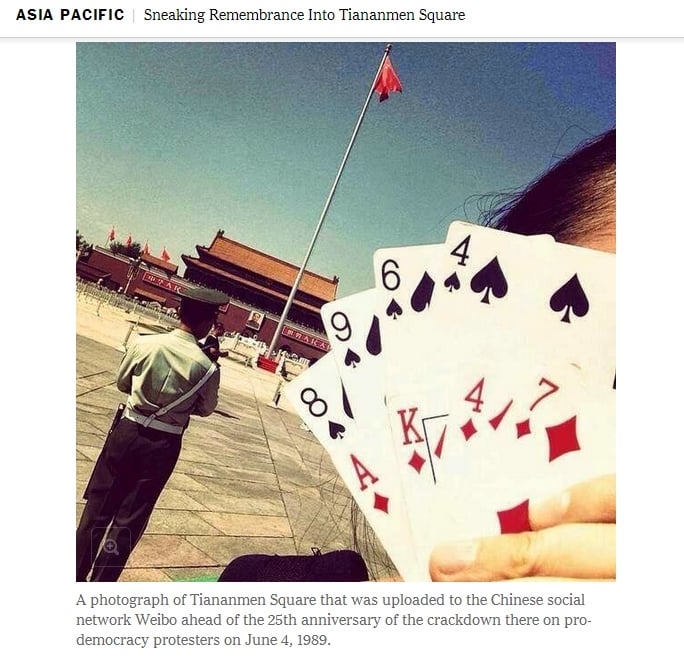 著名老照片

这是中国大陆一位勇敢的女性，在六四25周年这一天来到天安门广场，用扑克牌的8964和AK47来纪念六四。