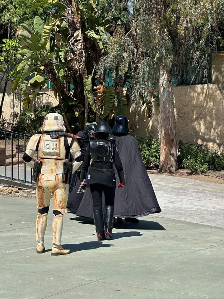 Visita de la Legión 501 <a href="/legion501/">501st Legion - Spanish Garrison</a> al Colegio <a href="/Asuncionmalaga/">Colegio La Asunción</a>

Se dice, que aprovechando su visita a #Pedregalejo, se acercaron al paseo para disfrutar del ambiente, los espetos y la playa.

Gracias, y que la fuerza os acompañe. 

Más fotos: ⬇️⬇️⬇️⬇️

facebook.com/share/p/xFZFFS…