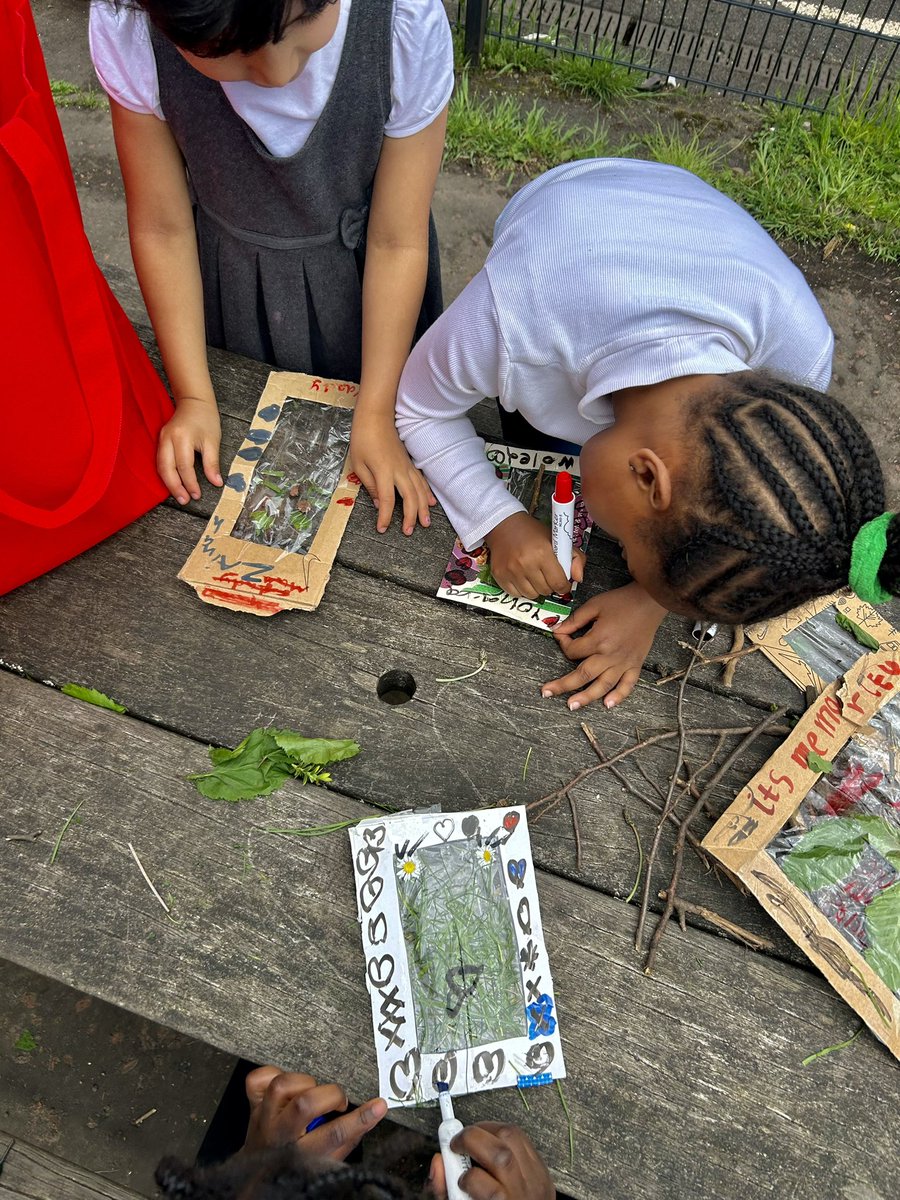 🌿Cool doodlers @DalmarnockPS Nature session!! Children had a blast collecting sticks, leaves and other natural treasures to create beautiful pictures on contact paper using cardboard! They made bunnies, self portraits and landscape pictures 🖼️⭐️ @PEEK_project_