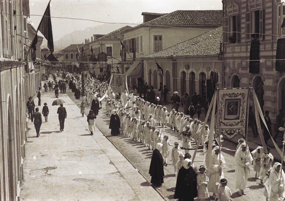 From Kosova’s Mission we send our best wishes to all those celebrating Corpus Christi:

Wesołego Bożego Ciała!

Urime Festa e Korpit të Krishtit!

The 📸 below shared by @AlbertBikaj  depicts: the Corpus Christi procession in Shkodër, Albania (circa 1920). 📸 by Pietro Marubi.