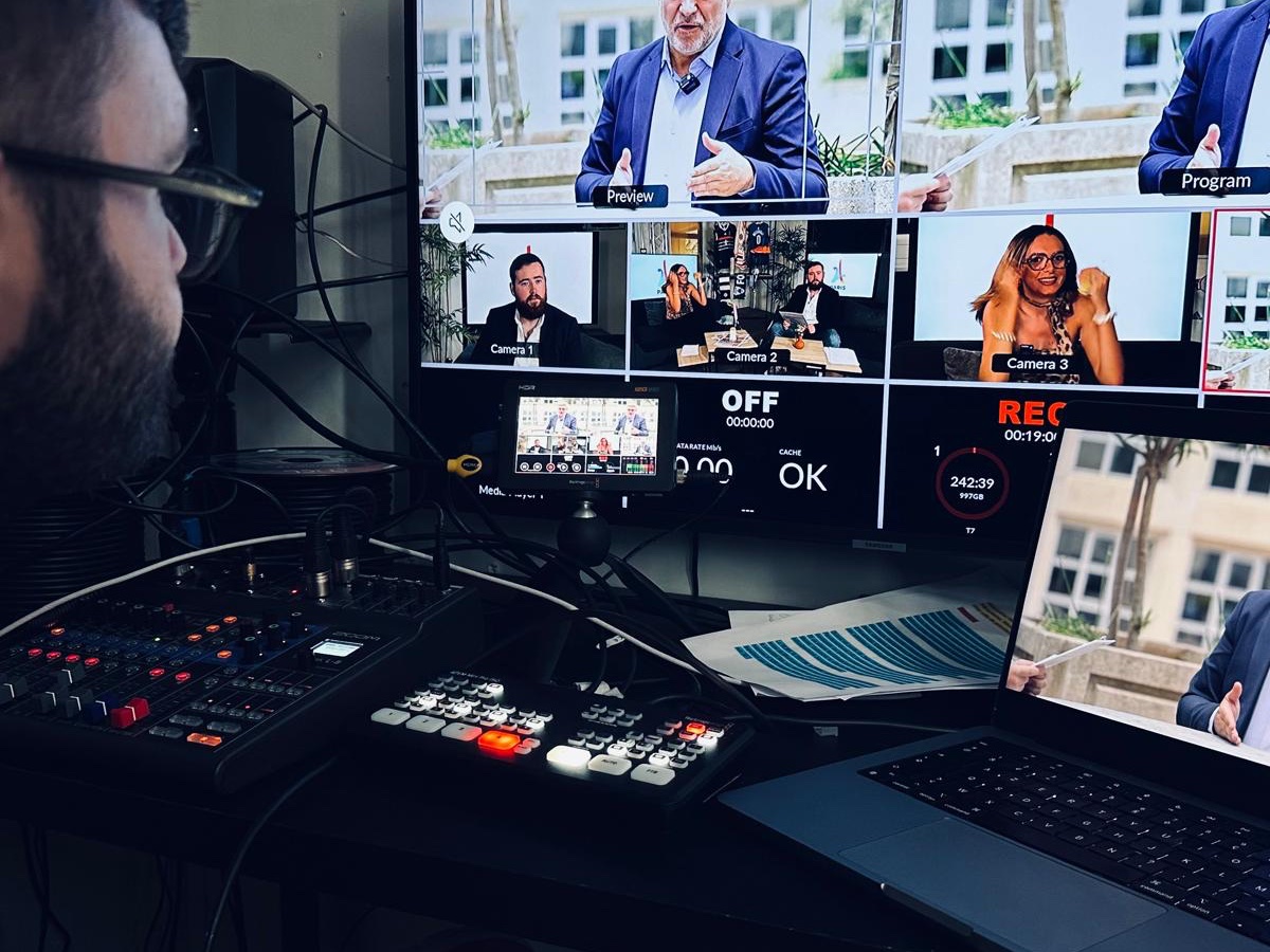 HEJ_Journalisme's tweet photo. Quoi de neuf à l'école #HEJmontpellier? Les 2 émissions inédites des 3èmes année de Bachelor sont dans la boîte : régie, technique, présentation, PAD #journalisme #projetpro #certification #bachelor #television #formation https://t.co/TRE7CHykIF