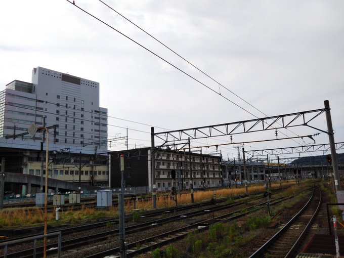 福島駅の山形新幹線用新高架嬌もおおかた完成したようです。

東北新幹線の高架下を潜った直後に道路の陸橋をオーバークロスして、本線と同じ高さまで駆け上がるという窮屈な構成ですが、実際乗ったら面白そうかも(*'∀`*) 