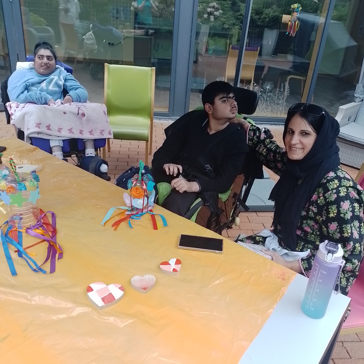 The sun shone bright for our Youth Family Drop-In at the weekend, where our Lodgers enjoyed a spot of crafting out on the terrace ☀️

Hassan and Aqsa had a brilliant time spending quality time with their family here at the hospice 💚