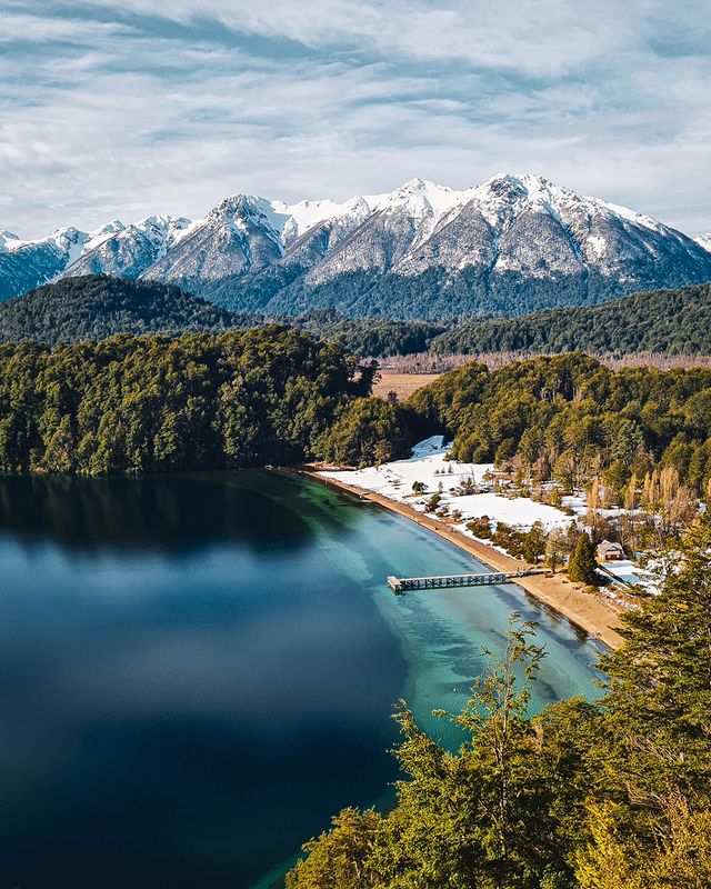 Vamos despidiendo otro mes.....Postales que dejó mayo en el #LagoEspejo, Villa la Angostura. Un otoño muy frío y la combinación de ocres y blanco. Los clics de #soyfer para 👏🏼 #BuenJueves twitter! Patagonia neuquina y Argentina🍂❄☕😉