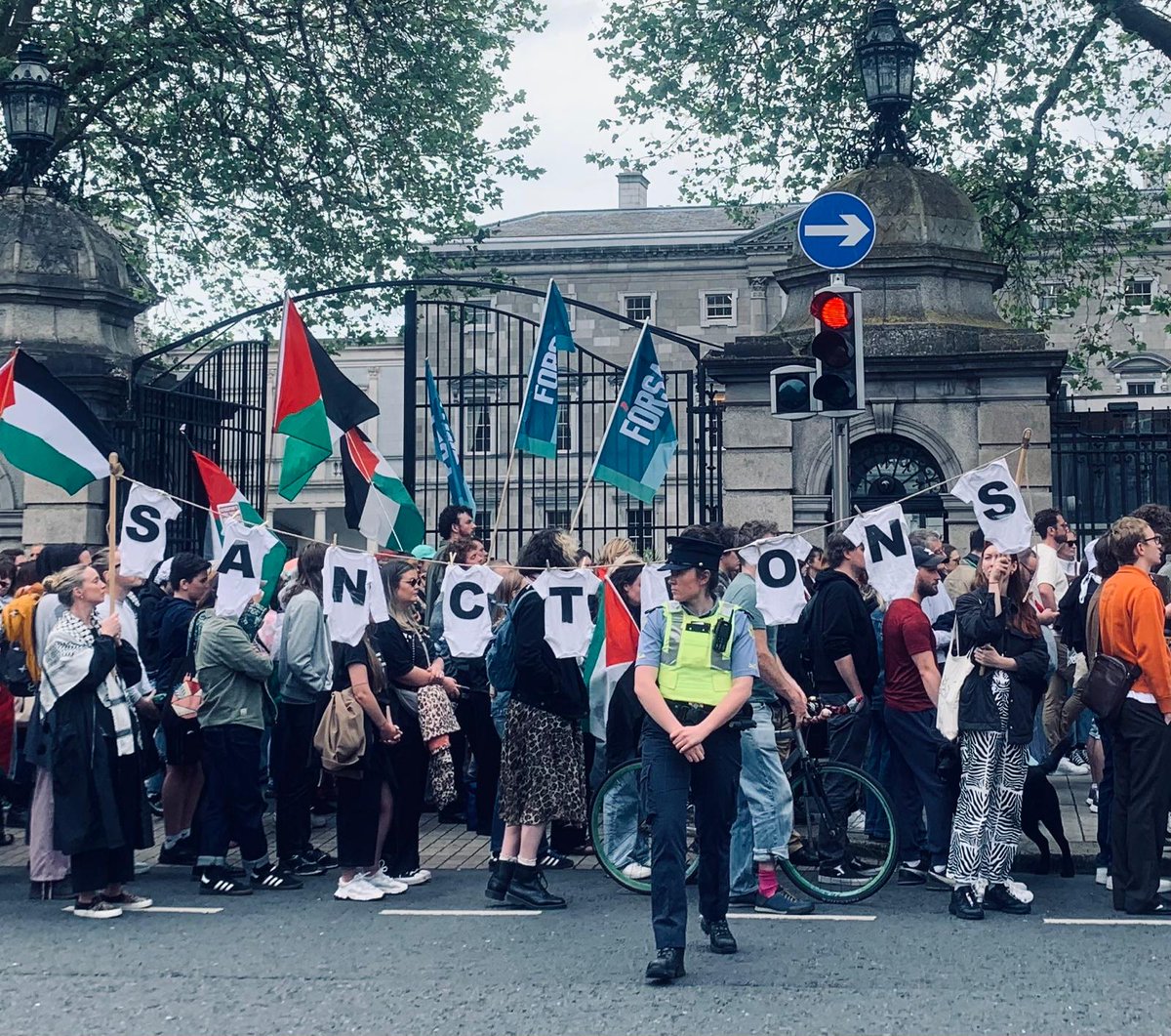 Yesterday at the Dáil, we protested against apartheid Israel's latest massacres of Palestinians in Rafah. We called on the government to do the right thing and support the Seanad CEG bill to end transit of weapons to Israel through Irish airports. #USMilitaryOutOfShannon