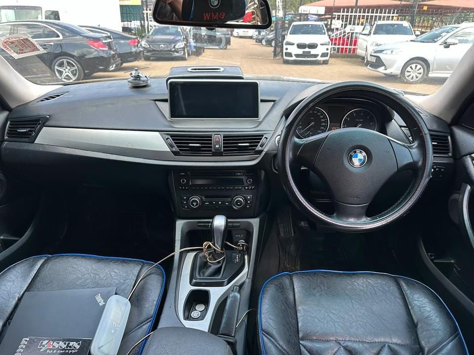 Hapa kuna BMW X1 mzima tunawapea na bei fiti sana, kama ya Vitz ama Demio. Kama pia ulikuwa unatafuta Golf TSI hii ni gari unafaa kupigia hesabu. Hii ukiwa nayo unaweza tesa vibaya sana. Alafu uzuri ni ati ukiwa na 50% unaeza lipa pole pole. Pata bei na details zote hapa