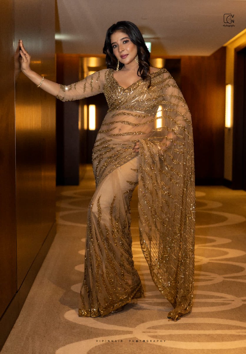 #SakshiAgarwal lighting up the city of Dubai with her Golden Smile! ✨️😍 @ssakshiagarwal @RIAZtheboss @V4UTALENTS @V4umedia_