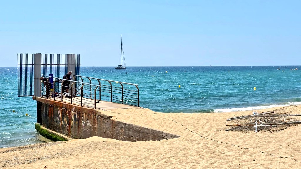 🚧 Tècnics del servei de manteniment de la via pública de l'Ajuntament de #Badalona estan canviant la tanca i restaurant la barana del petit espigó de la platja dels Pescadors.