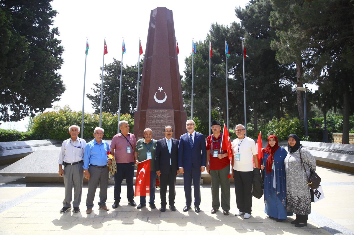 📍Bakü Türk Şehitliği ve Anıtı Kahraman şehitlerimizi vatandaşlarımızla birlikte dualarla andık. Ruhları şad olsun. 🇹🇷
