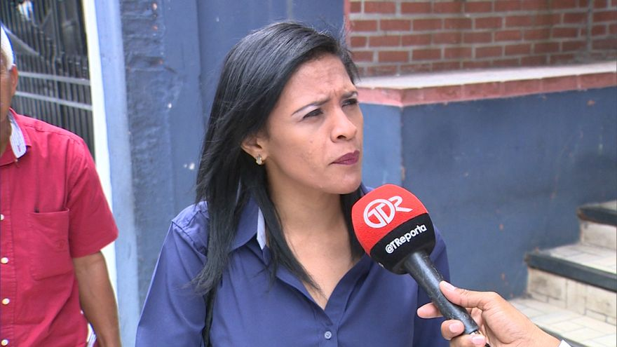 * Doña Yadira Pino, favor de no comenzar con sus diarios lloriqueos, ahora que Lucy Molinar, fue asignada como Ministra de Educación.
Se necesita hacer serios cambios en ese sistema y no queremos que usted y los de ASOPROF no comiencen a interferir! 
Pórtese bien!