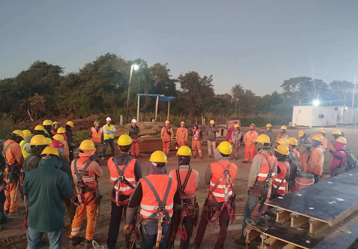 PBioceanica's tweet photo. A través de la Div. de Seguridad Industrial de la GSASS, el Consorcio PYBRA ejecuta los Diálogos Diarios de Seguridad, los cuales son claves a la hora de minimizar los riesgos propios de las actividades en Obra, a la vez de generar un espacio de intercambio. #PuenteDeLaBioceanica https://t.co/Jle8Jv8NZq