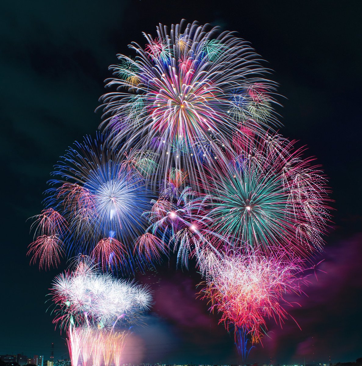 今日は逗子の花火大会だねー🎇 江ノ島から音だけ聞こえてる最中です✨️ 夏始まった♡♡