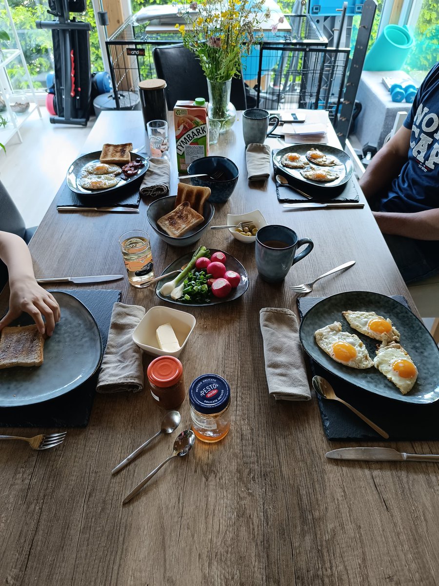 Heute genießen wir wieder Frühstück in Familie ❤️ Schönen Feiertag ❣️🫂