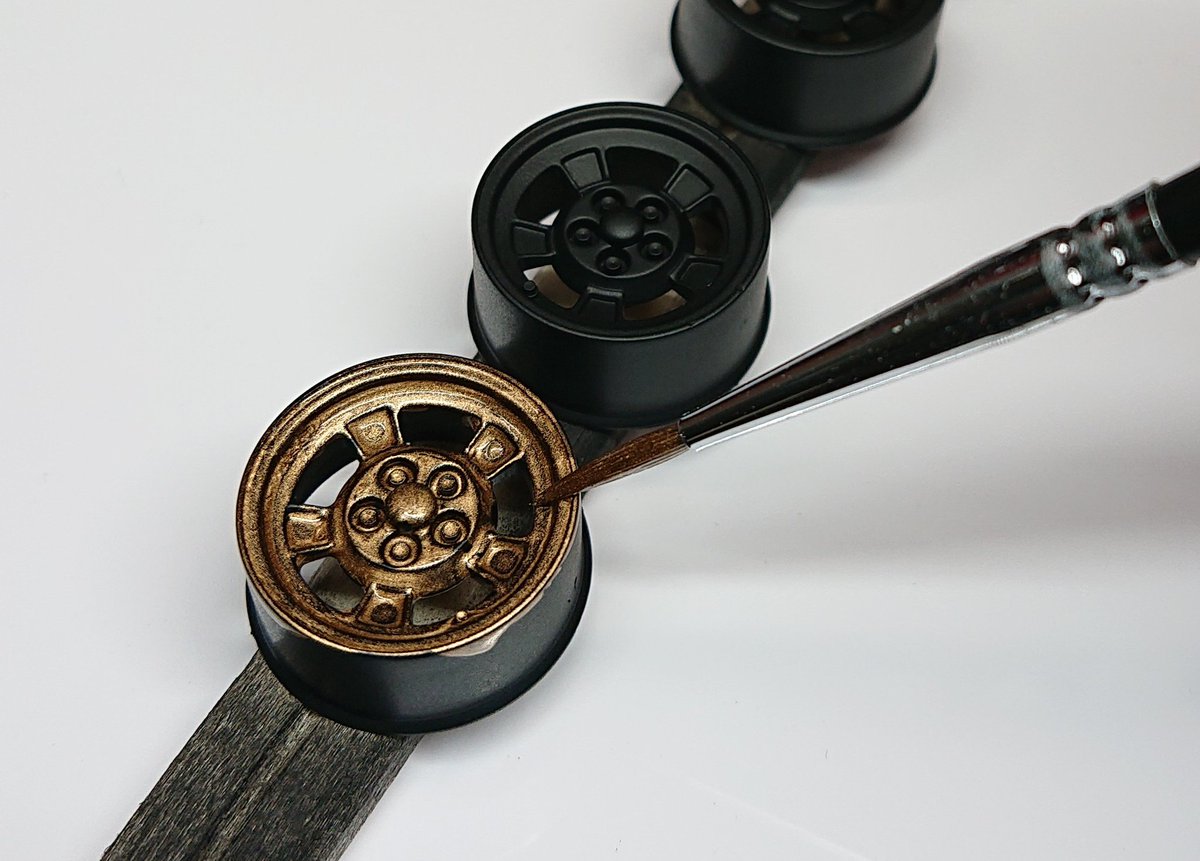 SOF_Shizuoka's tweet image. ハセガワのランチアストラトスのホイールは手持ちにゴールドのスプレーがなかったので９番ゴールドを筆塗りしました。黒サフ下地に一層目はゴールドをよく混ぜて、2層目は沈殿粒子を多めにして塗りました。後は細部を塗り分けてから薄めたスミ入れ塗料で陰影をつけて完成です。#2mgandini