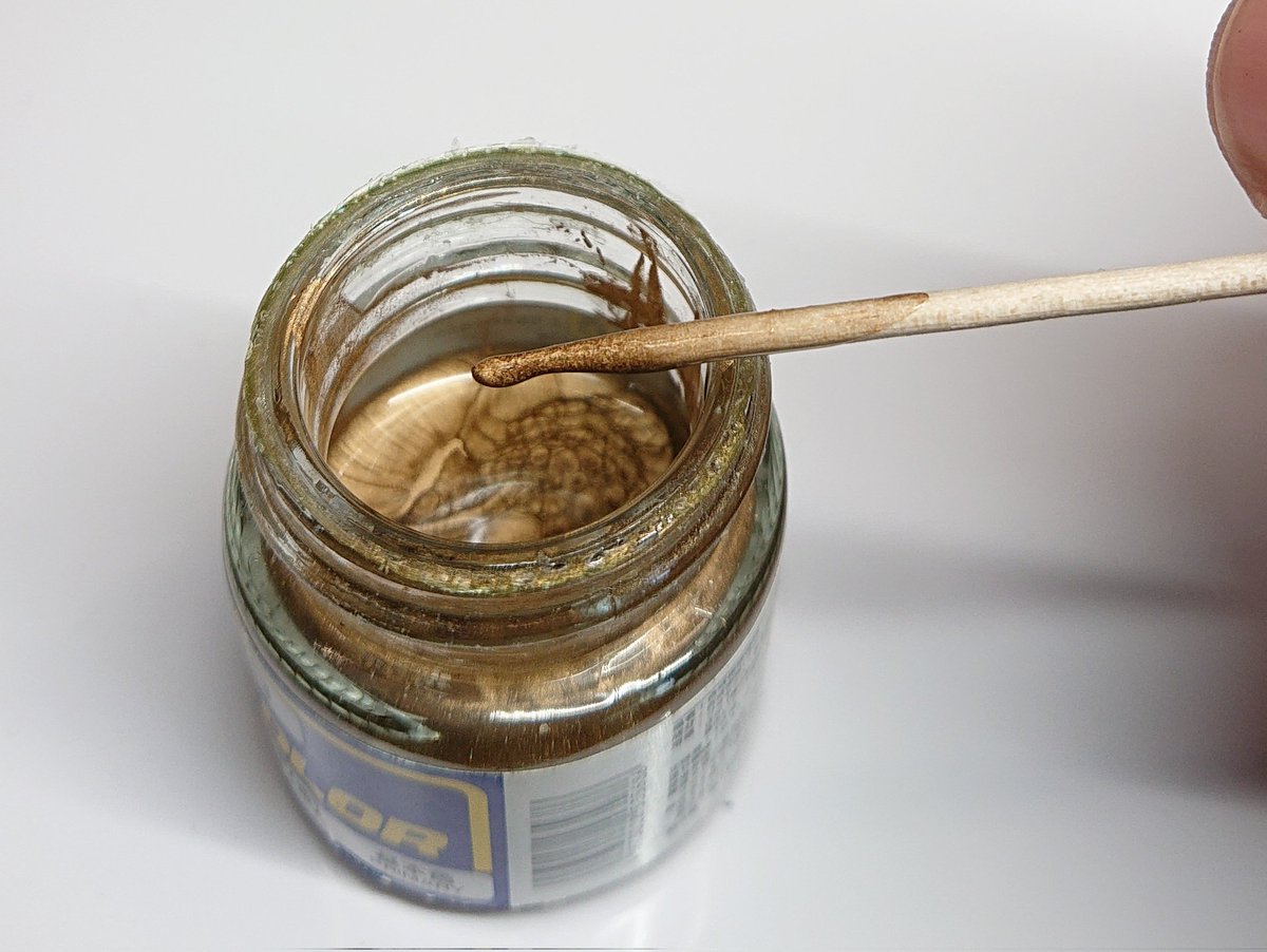 SOF_Shizuoka's tweet image. ハセガワのランチアストラトスのホイールは手持ちにゴールドのスプレーがなかったので９番ゴールドを筆塗りしました。黒サフ下地に一層目はゴールドをよく混ぜて、2層目は沈殿粒子を多めにして塗りました。後は細部を塗り分けてから薄めたスミ入れ塗料で陰影をつけて完成です。#2mgandini