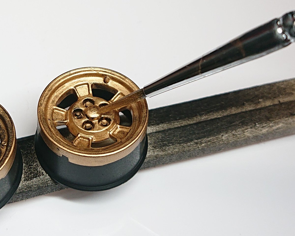 SOF_Shizuoka's tweet image. ハセガワのランチアストラトスのホイールは手持ちにゴールドのスプレーがなかったので９番ゴールドを筆塗りしました。黒サフ下地に一層目はゴールドをよく混ぜて、2層目は沈殿粒子を多めにして塗りました。後は細部を塗り分けてから薄めたスミ入れ塗料で陰影をつけて完成です。#2mgandini