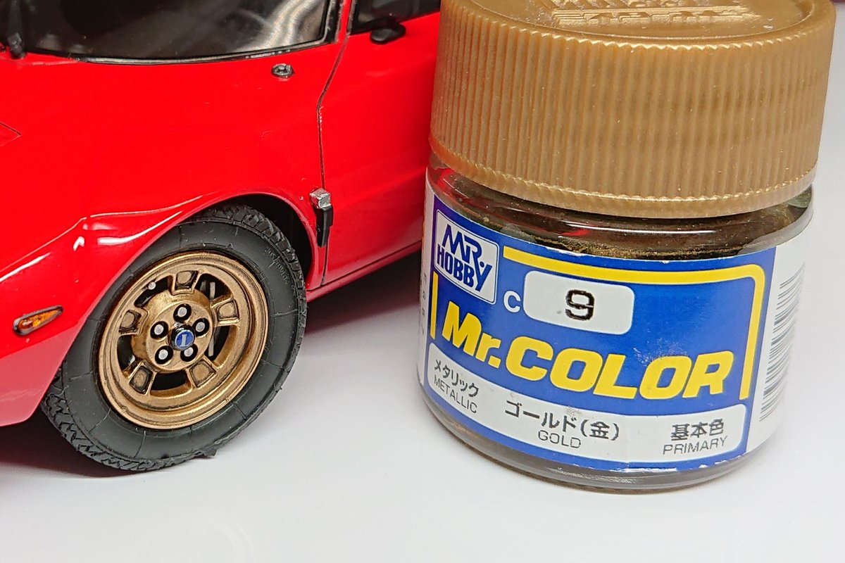 SOF_Shizuoka's tweet image. ハセガワのランチアストラトスのホイールは手持ちにゴールドのスプレーがなかったので９番ゴールドを筆塗りしました。黒サフ下地に一層目はゴールドをよく混ぜて、2層目は沈殿粒子を多めにして塗りました。後は細部を塗り分けてから薄めたスミ入れ塗料で陰影をつけて完成です。#2mgandini