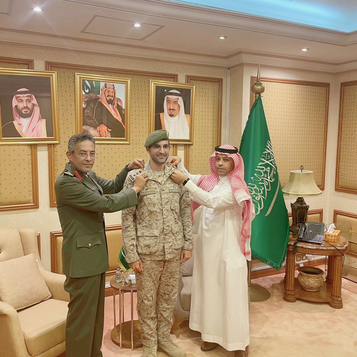 KSAembassyOM's tweet photo. قلد سعادة الوزير مفوض يوسف بن محمد العوده القائم بالأعمال بالإنابة وبحضور الملحق العسكري السعودي لدى سلطنة عُمان، العقيد عبدالرحمن بن عبدالعزيز الشويعر رتبته الجديدة بعد صدور الأمر السامي الكريم بترقيته إلى رتبة عقيد، متمنياً له التوفيق والنج��ح. https://t.co/uiY4iKg3BK