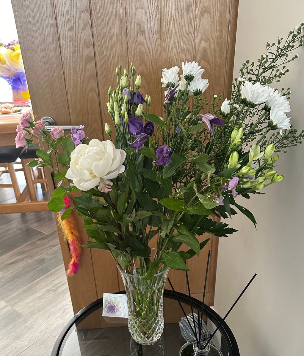 Rob63y's tweet photo. @efloristflowers 
Service and flowers appalling ! Paid for same day large bouquet received a day late and tiny bunch of flowers you cannot call a  bouquet not worth £49.99 and £7.99 delivery - a joke https://t.co/q3xkYImS7h