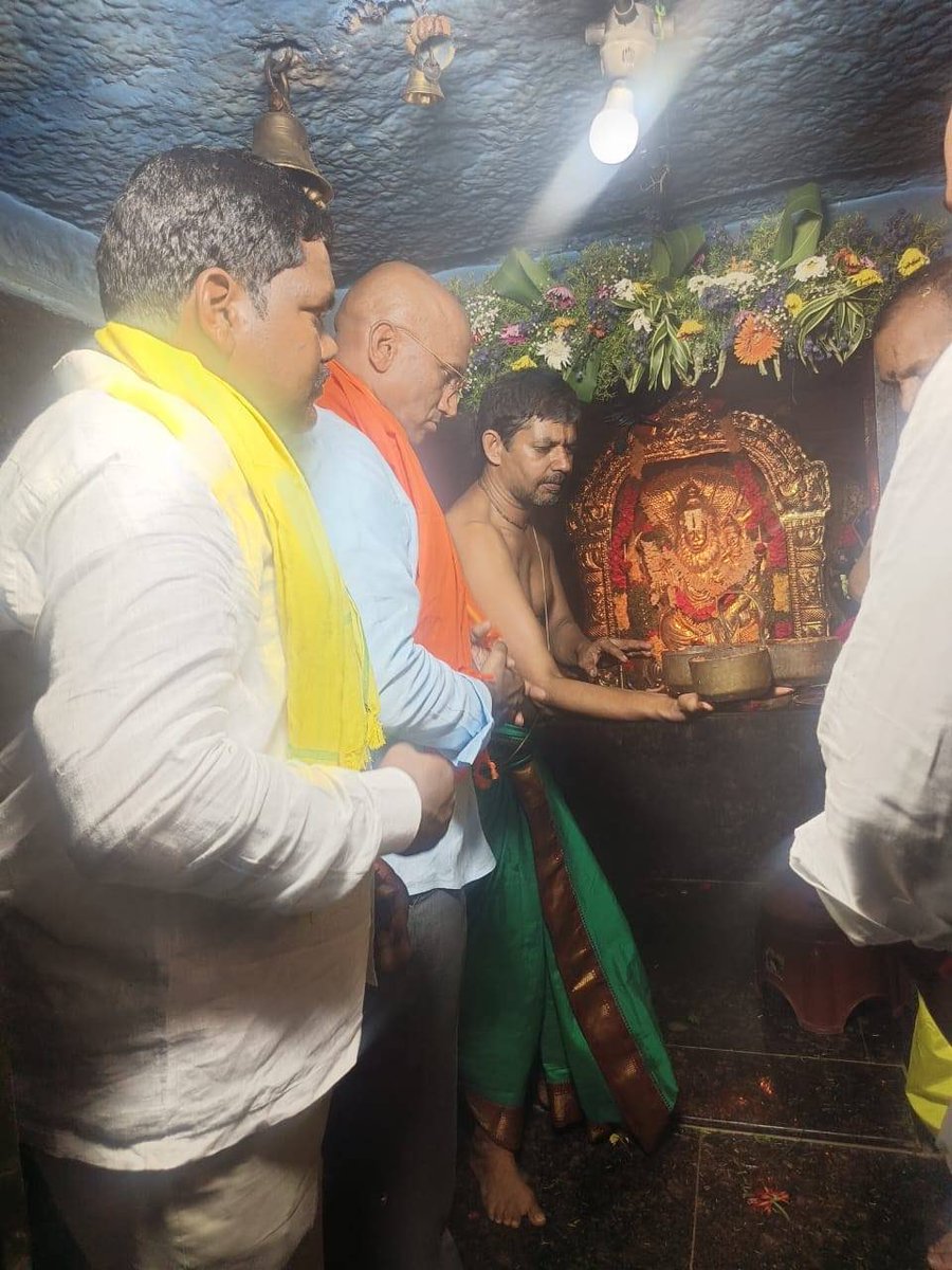 RSPraveenSwaero's tweet photo. ఈరోజు రంగారెడ్డి జిల్లా తలకొండపల్లి మండల కేంద్రంలోని శ్రీ శ్రీ శ్రీ లక్ష్మి నరసింహస్వామి వారి దేవాలయం మొదటి వార్షిక బ్రహ్మోత్సవాల్లో పాల్గొని,స్వామివారిని దర్శించుకోవడం అదృష్టంగా భావిస్తున్నాను.
400 ఏళ్ల చరిత్ర కల్గిన పురాతన దేవాలయాన్ని తన స్వంత ఖర్చులతో అధునాతనంగా నిర్మించి,ఎంతో గొప్పగా బ్రహ్మోత్సవాలు నిర్వహించిన ఉప్పల చారిటబుల్ ట్రస్ట్ చైర్మన్, స్థానిక జెడ్పీటీసీ, సమాజ సేవకుడు, సోదరులు, శ్రీ ఉప్పల వెంకటేష్ గుప్తతో కలిసి ఆలయంలో ప్రత్యేక పూజలు నిర్వహించడం జరిగింది. దేవుడి కృపతో ప్రజలు సుభిక్షంగా ఉండాలని స్వామి వారిని వేడుకోవడం జరిగింది.