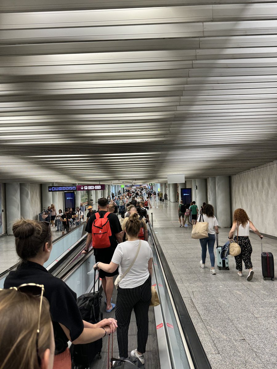 Lo més irònic de tot s’assumpte és que aquesta imatge ja es típica abans de començar sa temporada alta #reflexionsdunamallorquina avui a s’aeroport de Palma